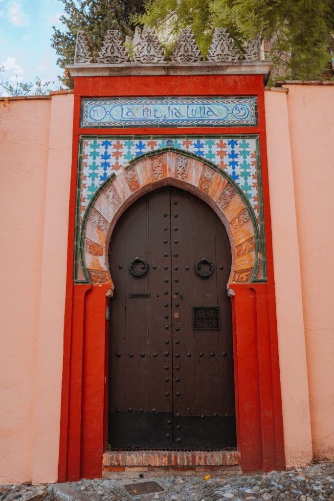 Porta tipica di Granada in Andalusia